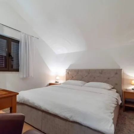 Kono - Two-bedroom With Balcony And Sea View - Marka Gjaje Street *
